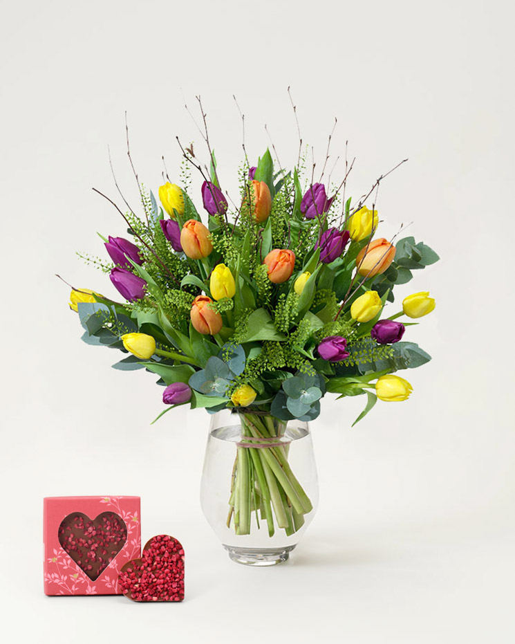 Färgglad påskbukett med chokladhjärta