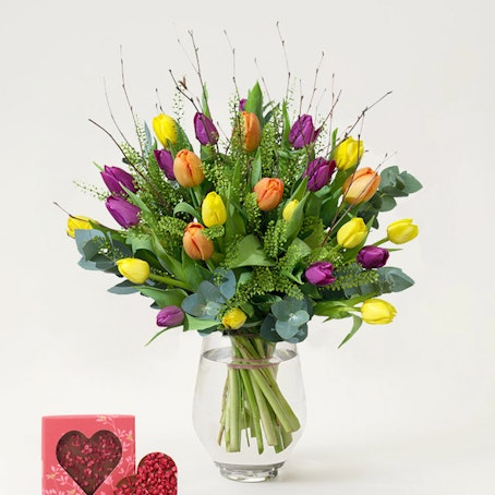 Färgglad påskbukett med chokladhjärta