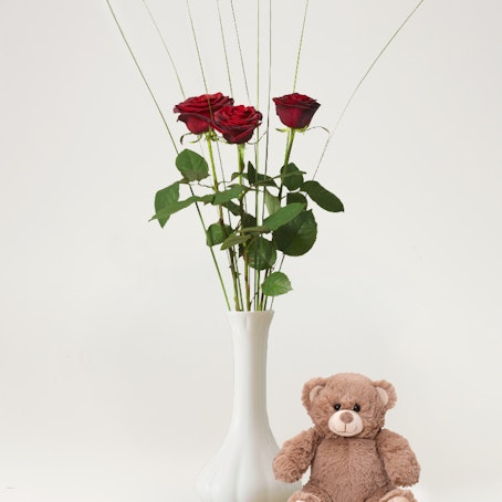 3 röda rosor med nalle