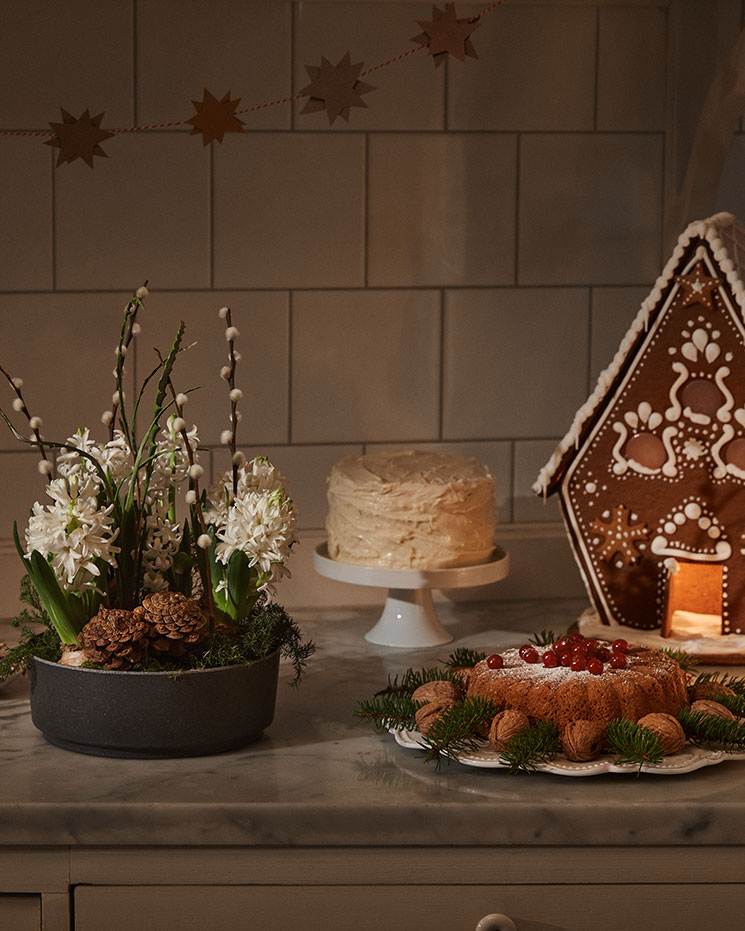 Blommografera din julhälsning - beställ hos Interflora! Rund skål med julgrupp, bestående av vita hyacinter, videkvistar och kottar. Skålen är tillverkad av biologiskt nedbrytbar växtfiber.