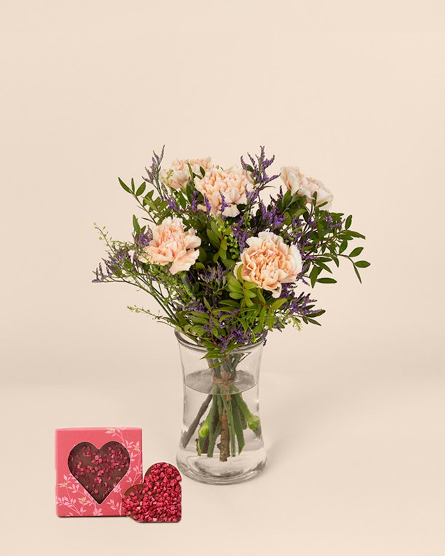 1775839583-1202836-1138-blomstrande-halsning-med-chokladhjarta-mellan-2026