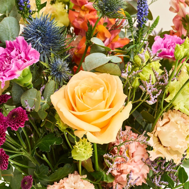 Floristens farverige kondolencebuket