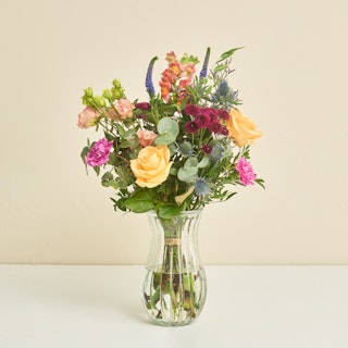Floristens farverige kondolencebuket