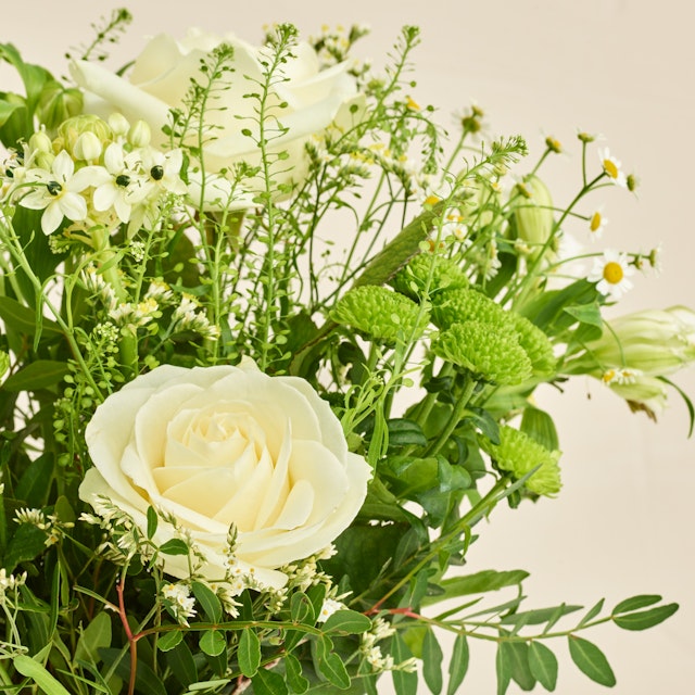 Floristens kreative buket i lyse nuancer