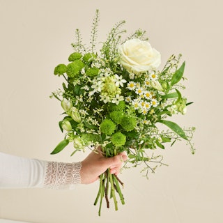 Floristens kreative buket i lyse nuancer