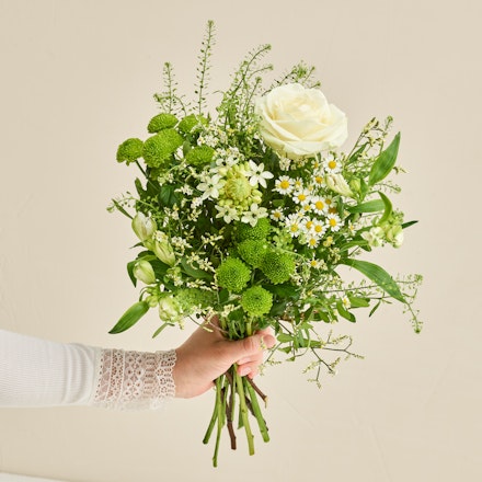 Floristens kreative buket i lyse nuancer