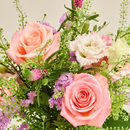 Floristens kreative buket i lyserøde nuancer