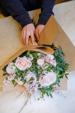 Hos Interflora er vi eksperter i udbringning af blomster