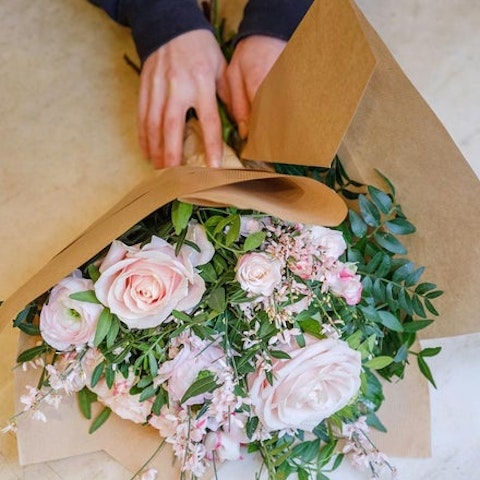 Hos Interflora er vi eksperter i udbringning af blomster