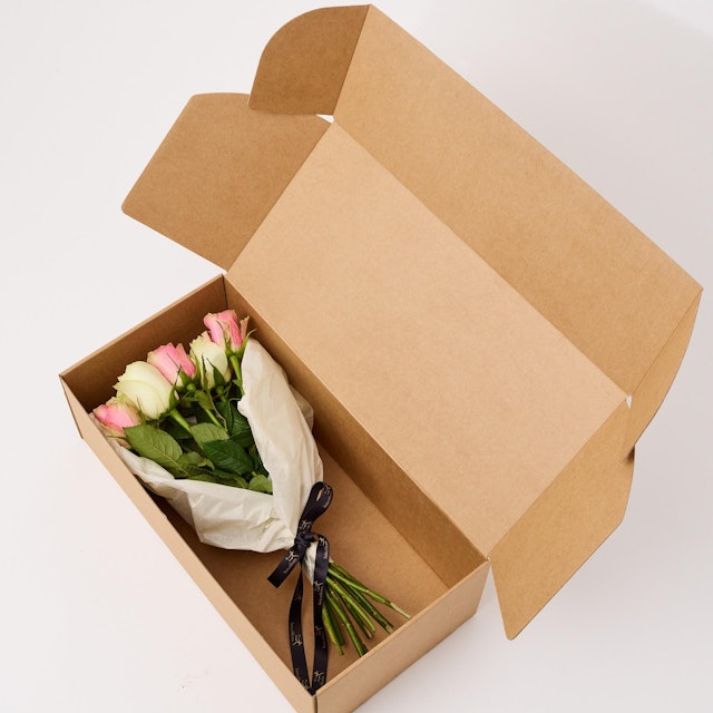 Rosebuket i lyserød og hvid - leveres i gaveboks med DAO
