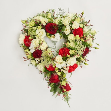 Blomsterhjerte i klassisk stil - rød og hvid