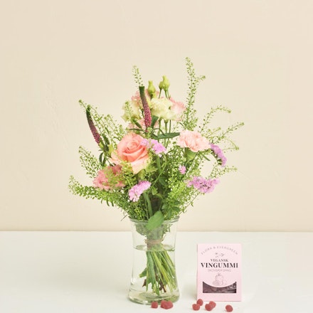 Floristens kreative buket i lyserøde nuancer med vingummier