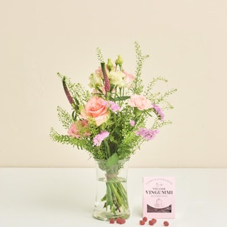 Floristens kreative buket i lyserøde nuancer med vingummier