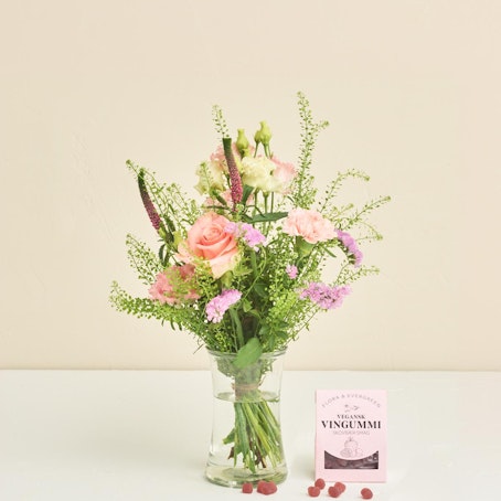 Floristens kreative buket i lyserøde nuancer med vingummier