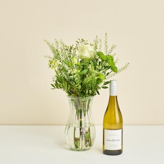 Floristens kreative buket i lyse nuancer med hvidvin