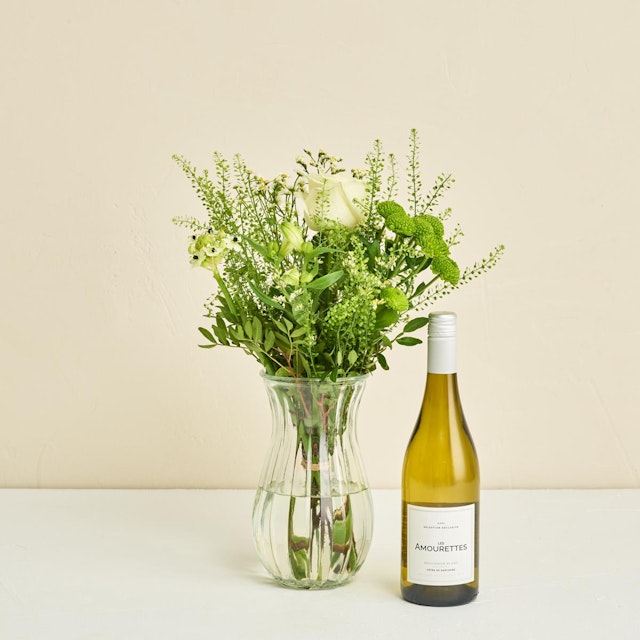 Floristens kreative buket i lyse nuancer med hvidvin
