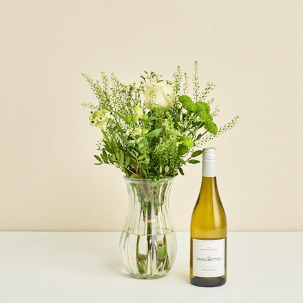 Floristens kreative buket i lyse nuancer med hvidvin