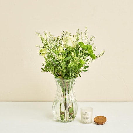 Floristens kreative buket i lyse nuancer med duftlys