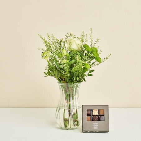 Floristens kreative buket i lyse nuancer med CHO CHO 9 stk.