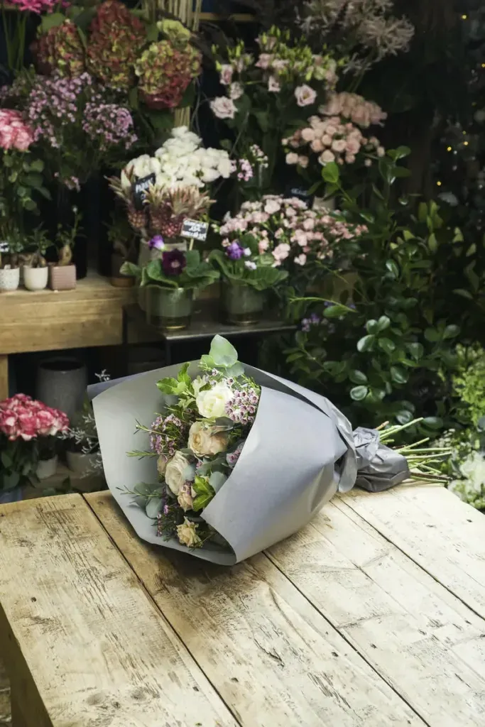 Buketter och blomsterarrangemang från Interflora-nätverket