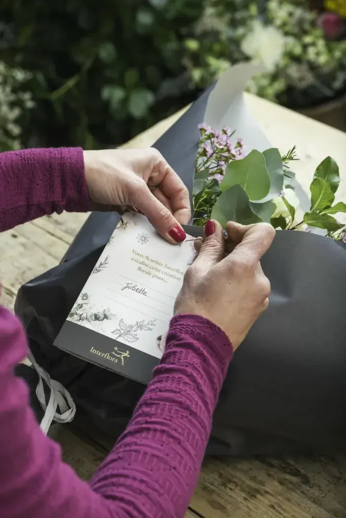 Buketter och blomsterarrangemang från Interflora-nätverket