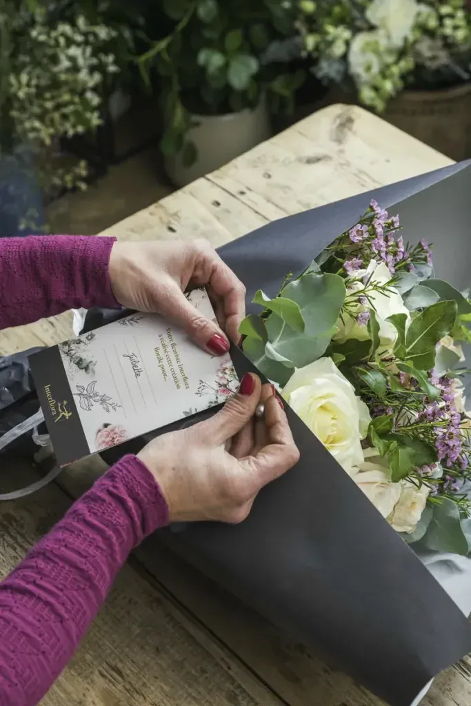 Buketter och blomsterarrangemang från Interflora-nätverket