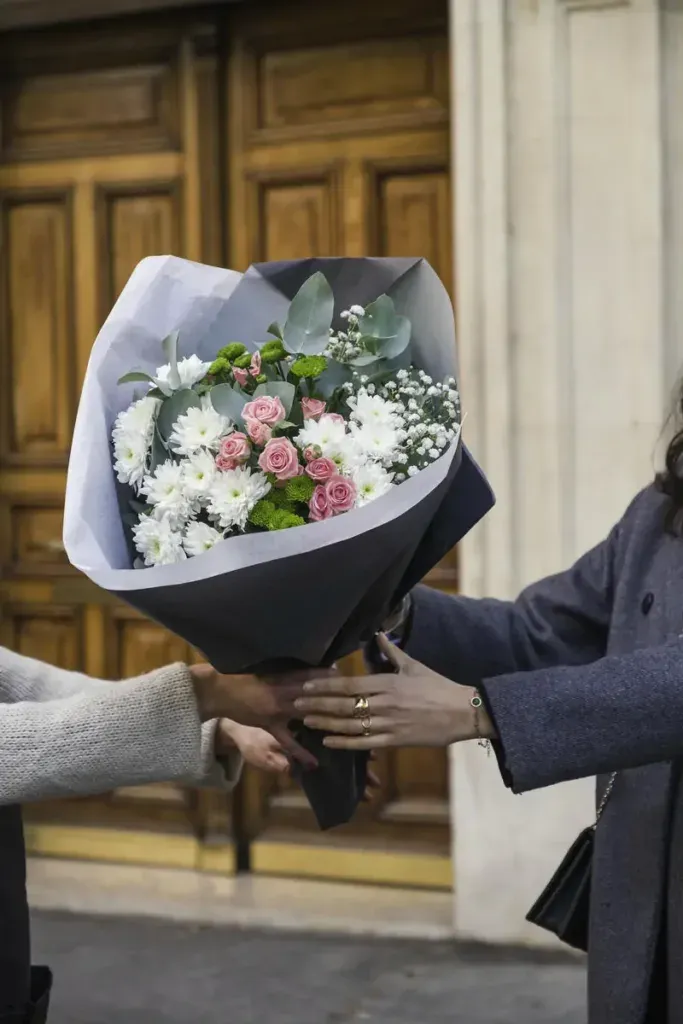 Buketter och blomsterarrangemang från Interflora-nätverket