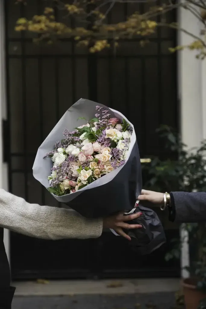 Buketter och blomsterarrangemang från Interflora-nätverket