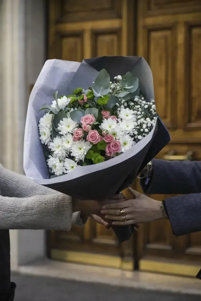 Buketter och blomsterarrangemang från Interflora-nätverket