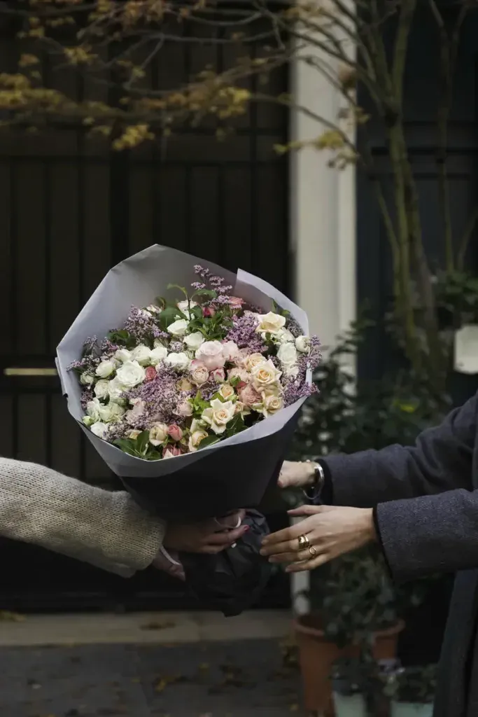 Buketter och blomsterarrangemang från Interflora-nätverket