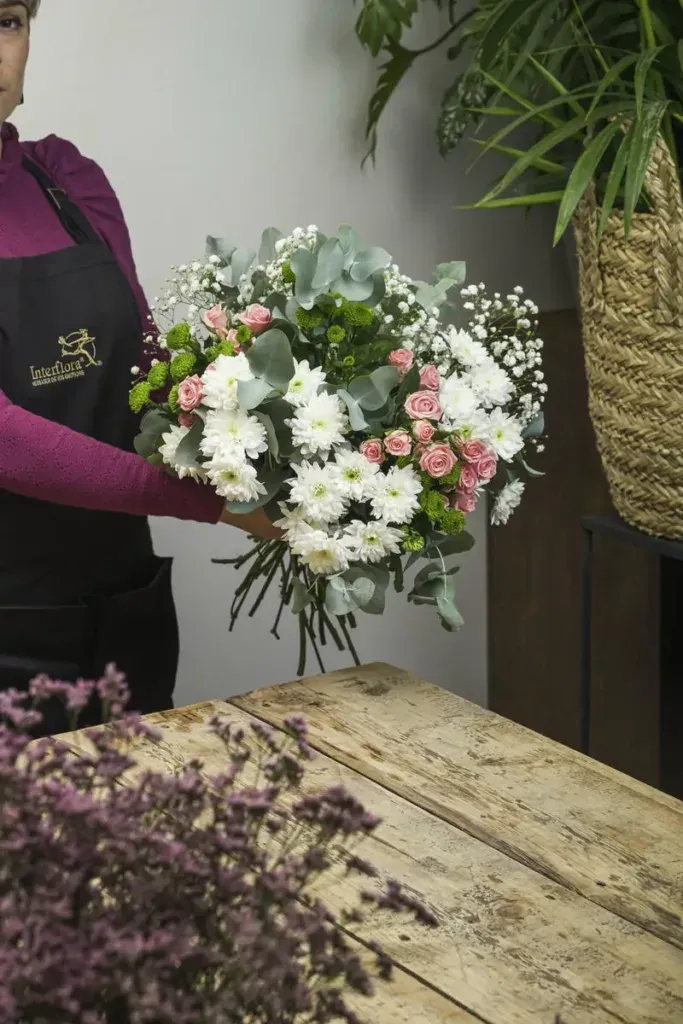 Buketter och blomsterarrangemang från Interflora-nätverket