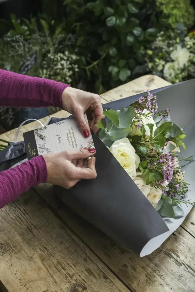 Buketter och blomsterarrangemang från Interflora-nätverket