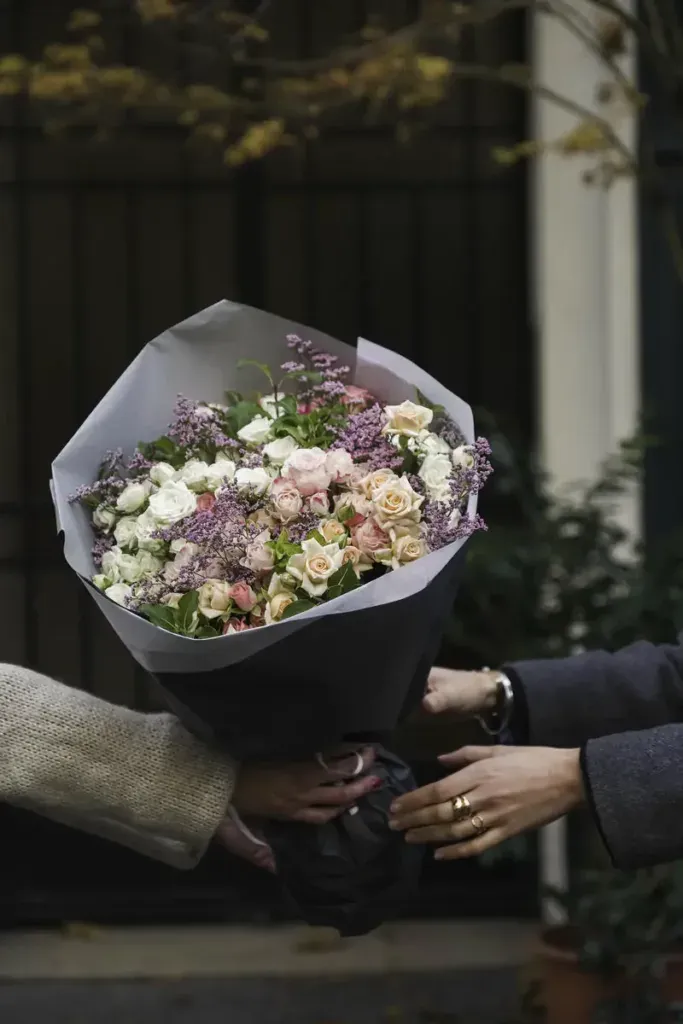 Buketter och blomsterarrangemang från Interflora-nätverket
