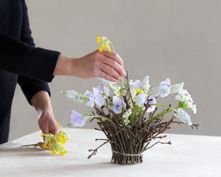 Skapa små vaser av grenar och fyll med sommarens blommor