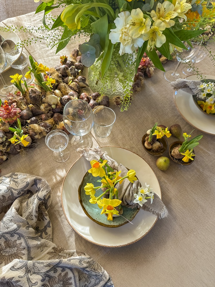 Duka med blommor och ägg i påsk