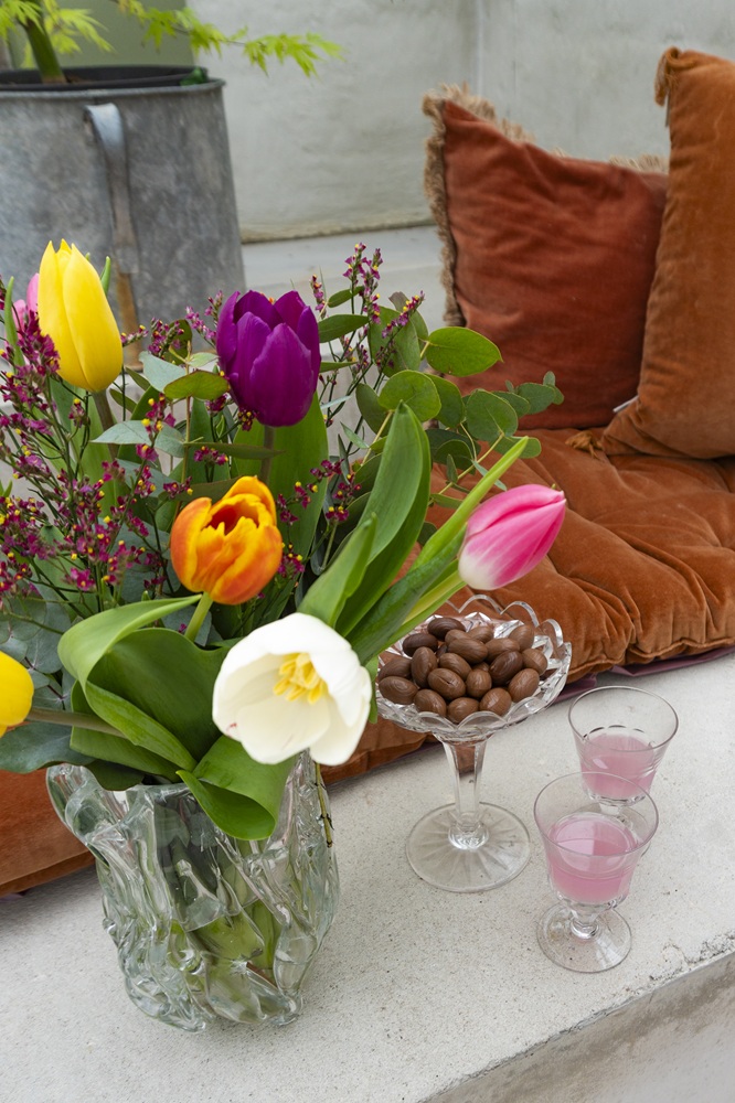 DIY: Blomstrande påskris med färgade ägg