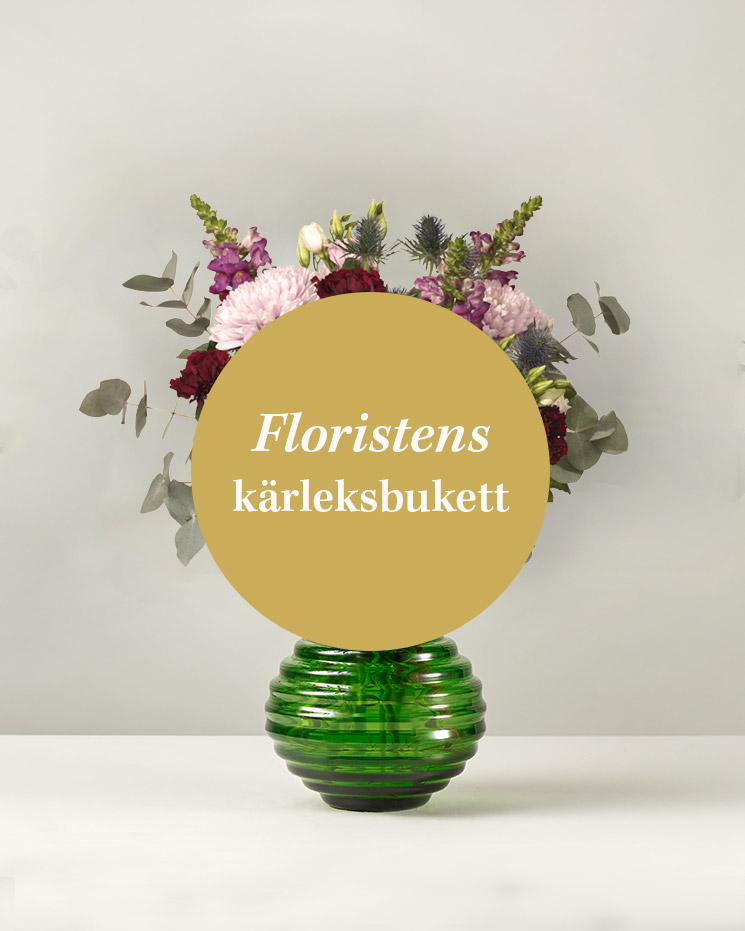 Låt floristen skapa en vacker kärleksbukett! Floristens val - kärleksbukett. Den lokala floristen skapar en romantisk bukett med tillgängliga säsongsblommor i varma, kärleksfulla färger. Blomsorter kan variera under olika säsonger och i olika blomsterbutiker.