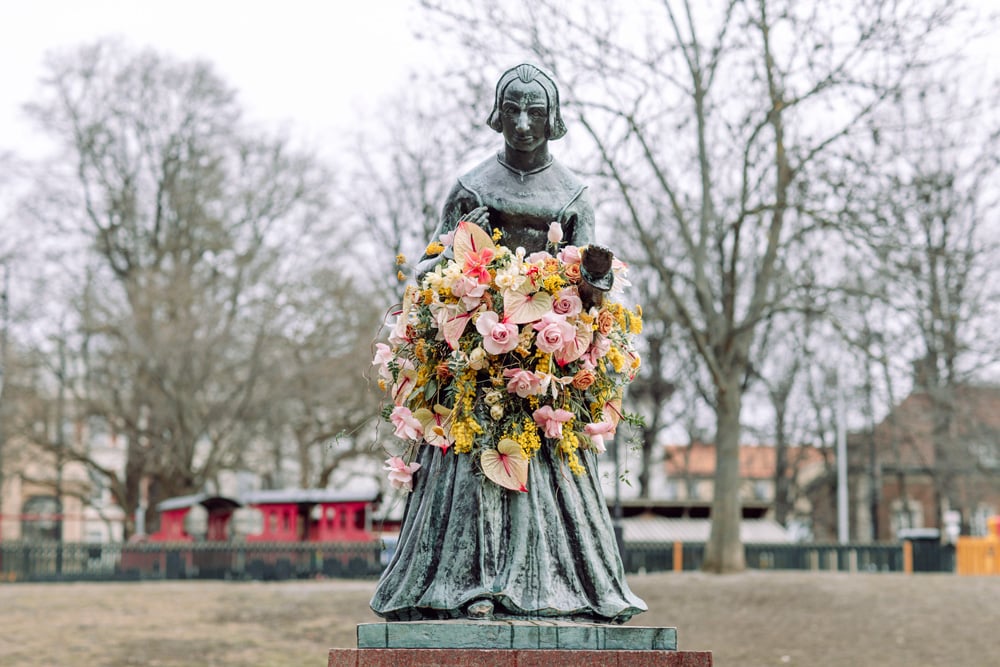 Interflora-Internationella-Kvinnodagen-2021-Fredrika-Bremer-Helfigur-Liggande-format.jpg