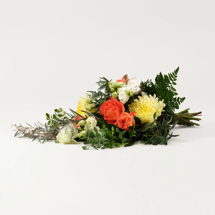 Skicka begravningsblommor Vårljus, liggande bukett Interflora