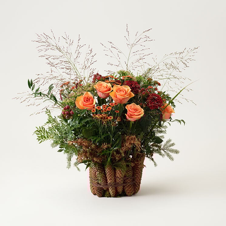 Skicka begravningsblommor Farväl, hög dekoration natu Interflora