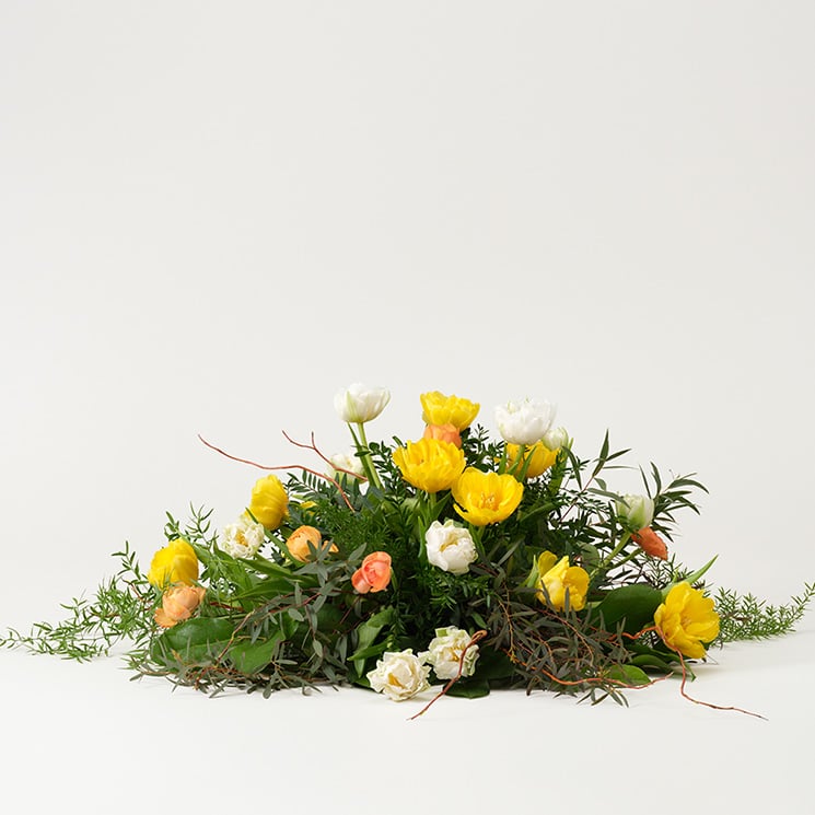 Skicka begravningsblommor Vårljus, rund dekoration Interflora