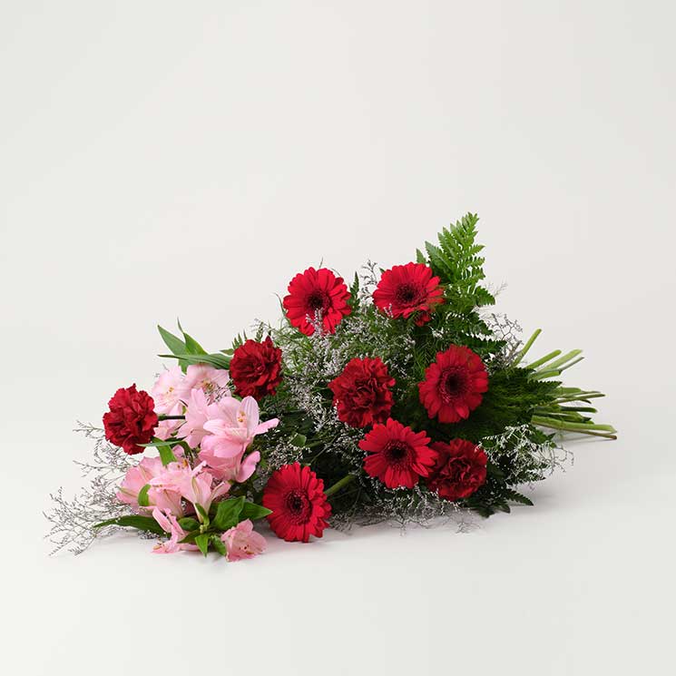 Skicka begravningsblommor Älskad, liggande bukett Interflora