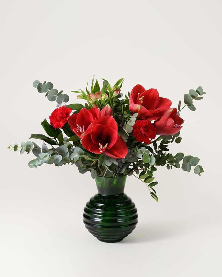 Decemberbuketten - en ljuvlig kombination av amaryllisar, nejlikor, alstroemeria och dekorationsgrönt. Blommorna finns hos Interflora.