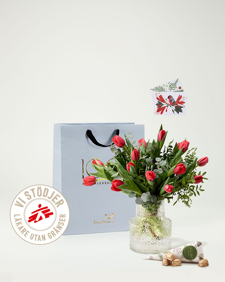 Presentpåse med en bukett röda tulpaner plus en strut med belgiska chokladpraliner. Ett lite lyxigare julkort ingår också. Finns att beställa hos Interflora.