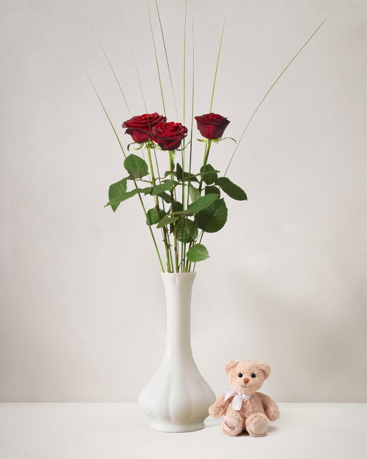 Tre röda rosor och en gullig liten nalle. En fantastisk Valentinpresent! Skicka gåvan med ett blomsterbud från Interflora!