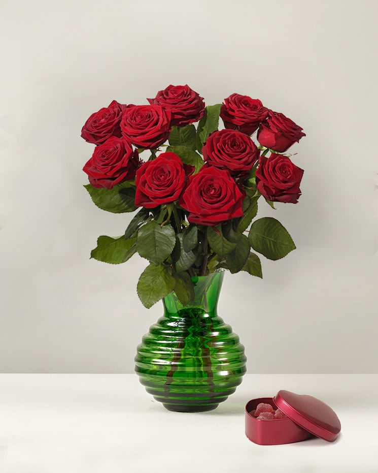 Blombukett med 10 röda rosor. Plus en hjärtformad röd plåtask, fylld med röda geléhjärtan.