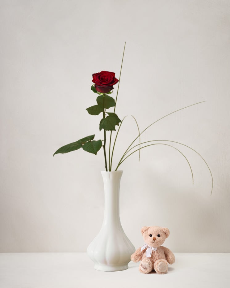 En röd ros + en söt liten nalle (ca 13 cm hög). Finns att beställa hos Interflora.